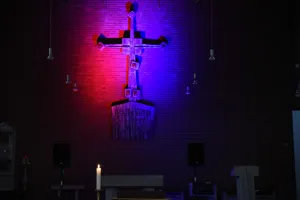 „Die meisten Menschen haben einen Lieblingsplatz, der ihnen in irgendeiner Weise wichtig ist und gut tut“, stellt Martin Kröger fest. „Da lag für uns die Frage nahe, was denn eine Kirche zu einem ‚Lieblingsplatz‘ macht oder dazu werden lässt?“   Das Laboratoriums-Team hat sich in den letzten Wochen Zeit genommen, eine passende Gestaltung für dieses Thema zu finden. Gabi Tepe und Pfr. Ulrich Bahlmann haben eine Videobefragung durchgeführt: „Wo wohnt Gott in Friesoythe?“ „Für viele eine überraschende Frage, a
