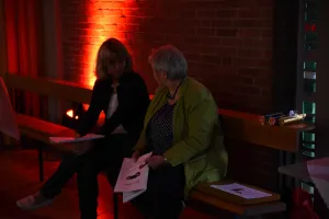 „Die meisten Menschen haben einen Lieblingsplatz, der ihnen in irgendeiner Weise wichtig ist und gut tut“, stellt Martin Kröger fest. „Da lag für uns die Frage nahe, was denn eine Kirche zu einem ‚Lieblingsplatz‘ macht oder dazu werden lässt?“   Das Laboratoriums-Team hat sich in den letzten Wochen Zeit genommen, eine passende Gestaltung für dieses Thema zu finden. Gabi Tepe und Pfr. Ulrich Bahlmann haben eine Videobefragung durchgeführt: „Wo wohnt Gott in Friesoythe?“ „Für viele eine überraschende Frage, a