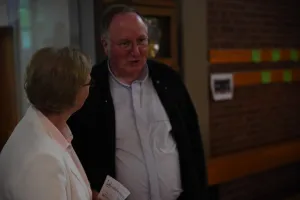 „Die meisten Menschen haben einen Lieblingsplatz, der ihnen in irgendeiner Weise wichtig ist und gut tut“, stellt Martin Kröger fest. „Da lag für uns die Frage nahe, was denn eine Kirche zu einem ‚Lieblingsplatz‘ macht oder dazu werden lässt?“   Das Laboratoriums-Team hat sich in den letzten Wochen Zeit genommen, eine passende Gestaltung für dieses Thema zu finden. Gabi Tepe und Pfr. Ulrich Bahlmann haben eine Videobefragung durchgeführt: „Wo wohnt Gott in Friesoythe?“ „Für viele eine überraschende Frage, a