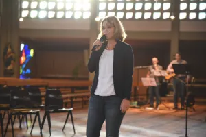 „Die meisten Menschen haben einen Lieblingsplatz, der ihnen in irgendeiner Weise wichtig ist und gut tut“, stellt Martin Kröger fest. „Da lag für uns die Frage nahe, was denn eine Kirche zu einem ‚Lieblingsplatz‘ macht oder dazu werden lässt?“   Das Laboratoriums-Team hat sich in den letzten Wochen Zeit genommen, eine passende Gestaltung für dieses Thema zu finden. Gabi Tepe und Pfr. Ulrich Bahlmann haben eine Videobefragung durchgeführt: „Wo wohnt Gott in Friesoythe?“ „Für viele eine überraschende Frage, a