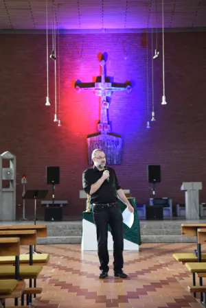 „Die meisten Menschen haben einen Lieblingsplatz, der ihnen in irgendeiner Weise wichtig ist und gut tut“, stellt Martin Kröger fest. „Da lag für uns die Frage nahe, was denn eine Kirche zu einem ‚Lieblingsplatz‘ macht oder dazu werden lässt?“   Das Laboratoriums-Team hat sich in den letzten Wochen Zeit genommen, eine passende Gestaltung für dieses Thema zu finden. Gabi Tepe und Pfr. Ulrich Bahlmann haben eine Videobefragung durchgeführt: „Wo wohnt Gott in Friesoythe?“ „Für viele eine überraschende Frage, a