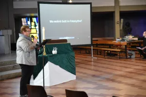 „Die meisten Menschen haben einen Lieblingsplatz, der ihnen in irgendeiner Weise wichtig ist und gut tut“, stellt Martin Kröger fest. „Da lag für uns die Frage nahe, was denn eine Kirche zu einem ‚Lieblingsplatz‘ macht oder dazu werden lässt?“   Das Laboratoriums-Team hat sich in den letzten Wochen Zeit genommen, eine passende Gestaltung für dieses Thema zu finden. Gabi Tepe und Pfr. Ulrich Bahlmann haben eine Videobefragung durchgeführt: „Wo wohnt Gott in Friesoythe?“ „Für viele eine überraschende Frage, a