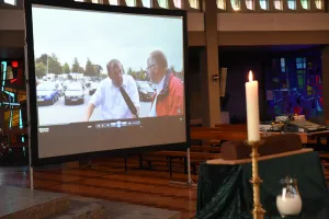„Die meisten Menschen haben einen Lieblingsplatz, der ihnen in irgendeiner Weise wichtig ist und gut tut“, stellt Martin Kröger fest. „Da lag für uns die Frage nahe, was denn eine Kirche zu einem ‚Lieblingsplatz‘ macht oder dazu werden lässt?“   Das Laboratoriums-Team hat sich in den letzten Wochen Zeit genommen, eine passende Gestaltung für dieses Thema zu finden. Gabi Tepe und Pfr. Ulrich Bahlmann haben eine Videobefragung durchgeführt: „Wo wohnt Gott in Friesoythe?“ „Für viele eine überraschende Frage, a