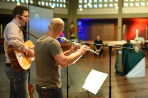 „Die meisten Menschen haben einen Lieblingsplatz, der ihnen in irgendeiner Weise wichtig ist und gut tut“, stellt Martin Kröger fest. „Da lag für uns die Frage nahe, was denn eine Kirche zu einem ‚Lieblingsplatz‘ macht oder dazu werden lässt?“   Das Laboratoriums-Team hat sich in den letzten Wochen Zeit genommen, eine passende Gestaltung für dieses Thema zu finden. Gabi Tepe und Pfr. Ulrich Bahlmann haben eine Videobefragung durchgeführt: „Wo wohnt Gott in Friesoythe?“ „Für viele eine überraschende Frage, a