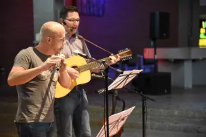 „Die meisten Menschen haben einen Lieblingsplatz, der ihnen in irgendeiner Weise wichtig ist und gut tut“, stellt Martin Kröger fest. „Da lag für uns die Frage nahe, was denn eine Kirche zu einem ‚Lieblingsplatz‘ macht oder dazu werden lässt?“   Das Laboratoriums-Team hat sich in den letzten Wochen Zeit genommen, eine passende Gestaltung für dieses Thema zu finden. Gabi Tepe und Pfr. Ulrich Bahlmann haben eine Videobefragung durchgeführt: „Wo wohnt Gott in Friesoythe?“ „Für viele eine überraschende Frage, a
