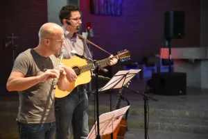 „Die meisten Menschen haben einen Lieblingsplatz, der ihnen in irgendeiner Weise wichtig ist und gut tut“, stellt Martin Kröger fest. „Da lag für uns die Frage nahe, was denn eine Kirche zu einem ‚Lieblingsplatz‘ macht oder dazu werden lässt?“   Das Laboratoriums-Team hat sich in den letzten Wochen Zeit genommen, eine passende Gestaltung für dieses Thema zu finden. Gabi Tepe und Pfr. Ulrich Bahlmann haben eine Videobefragung durchgeführt: „Wo wohnt Gott in Friesoythe?“ „Für viele eine überraschende Frage, a