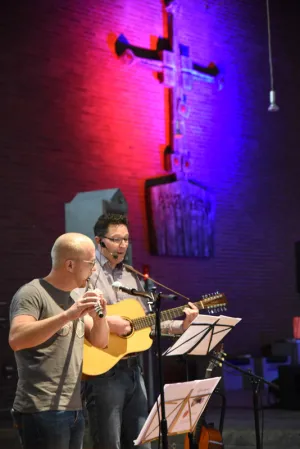 „Die meisten Menschen haben einen Lieblingsplatz, der ihnen in irgendeiner Weise wichtig ist und gut tut“, stellt Martin Kröger fest. „Da lag für uns die Frage nahe, was denn eine Kirche zu einem ‚Lieblingsplatz‘ macht oder dazu werden lässt?“   Das Laboratoriums-Team hat sich in den letzten Wochen Zeit genommen, eine passende Gestaltung für dieses Thema zu finden. Gabi Tepe und Pfr. Ulrich Bahlmann haben eine Videobefragung durchgeführt: „Wo wohnt Gott in Friesoythe?“ „Für viele eine überraschende Frage, a