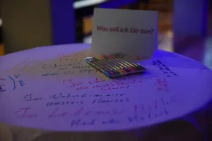 „Die meisten Menschen haben einen Lieblingsplatz, der ihnen in irgendeiner Weise wichtig ist und gut tut“, stellt Martin Kröger fest. „Da lag für uns die Frage nahe, was denn eine Kirche zu einem ‚Lieblingsplatz‘ macht oder dazu werden lässt?“   Das Laboratoriums-Team hat sich in den letzten Wochen Zeit genommen, eine passende Gestaltung für dieses Thema zu finden. Gabi Tepe und Pfr. Ulrich Bahlmann haben eine Videobefragung durchgeführt: „Wo wohnt Gott in Friesoythe?“ „Für viele eine überraschende Frage, a