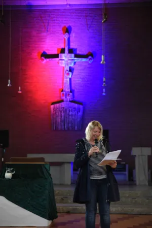„Die meisten Menschen haben einen Lieblingsplatz, der ihnen in irgendeiner Weise wichtig ist und gut tut“, stellt Martin Kröger fest. „Da lag für uns die Frage nahe, was denn eine Kirche zu einem ‚Lieblingsplatz‘ macht oder dazu werden lässt?“   Das Laboratoriums-Team hat sich in den letzten Wochen Zeit genommen, eine passende Gestaltung für dieses Thema zu finden. Gabi Tepe und Pfr. Ulrich Bahlmann haben eine Videobefragung durchgeführt: „Wo wohnt Gott in Friesoythe?“ „Für viele eine überraschende Frage, a