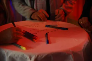 „Die meisten Menschen haben einen Lieblingsplatz, der ihnen in irgendeiner Weise wichtig ist und gut tut“, stellt Martin Kröger fest. „Da lag für uns die Frage nahe, was denn eine Kirche zu einem ‚Lieblingsplatz‘ macht oder dazu werden lässt?“   Das Laboratoriums-Team hat sich in den letzten Wochen Zeit genommen, eine passende Gestaltung für dieses Thema zu finden. Gabi Tepe und Pfr. Ulrich Bahlmann haben eine Videobefragung durchgeführt: „Wo wohnt Gott in Friesoythe?“ „Für viele eine überraschende Frage, a