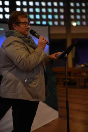 „Die meisten Menschen haben einen Lieblingsplatz, der ihnen in irgendeiner Weise wichtig ist und gut tut“, stellt Martin Kröger fest. „Da lag für uns die Frage nahe, was denn eine Kirche zu einem ‚Lieblingsplatz‘ macht oder dazu werden lässt?“   Das Laboratoriums-Team hat sich in den letzten Wochen Zeit genommen, eine passende Gestaltung für dieses Thema zu finden. Gabi Tepe und Pfr. Ulrich Bahlmann haben eine Videobefragung durchgeführt: „Wo wohnt Gott in Friesoythe?“ „Für viele eine überraschende Frage, a