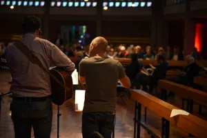 „Die meisten Menschen haben einen Lieblingsplatz, der ihnen in irgendeiner Weise wichtig ist und gut tut“, stellt Martin Kröger fest. „Da lag für uns die Frage nahe, was denn eine Kirche zu einem ‚Lieblingsplatz‘ macht oder dazu werden lässt?“   Das Laboratoriums-Team hat sich in den letzten Wochen Zeit genommen, eine passende Gestaltung für dieses Thema zu finden. Gabi Tepe und Pfr. Ulrich Bahlmann haben eine Videobefragung durchgeführt: „Wo wohnt Gott in Friesoythe?“ „Für viele eine überraschende Frage, a